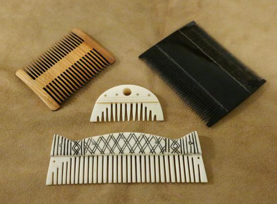Museum zum Anfassen, Kämme, Materialkoffer Archäologisches Museum Hamburg - Museumsdienst Hamburg, Felicitas Faasch Beispiele von Objekten, die man bei der Führung anfassen darf: Das Bild zeigt Kämme aus unterschiedlichen Materialien: aus Knochen, aus Holz, aus Horn.
