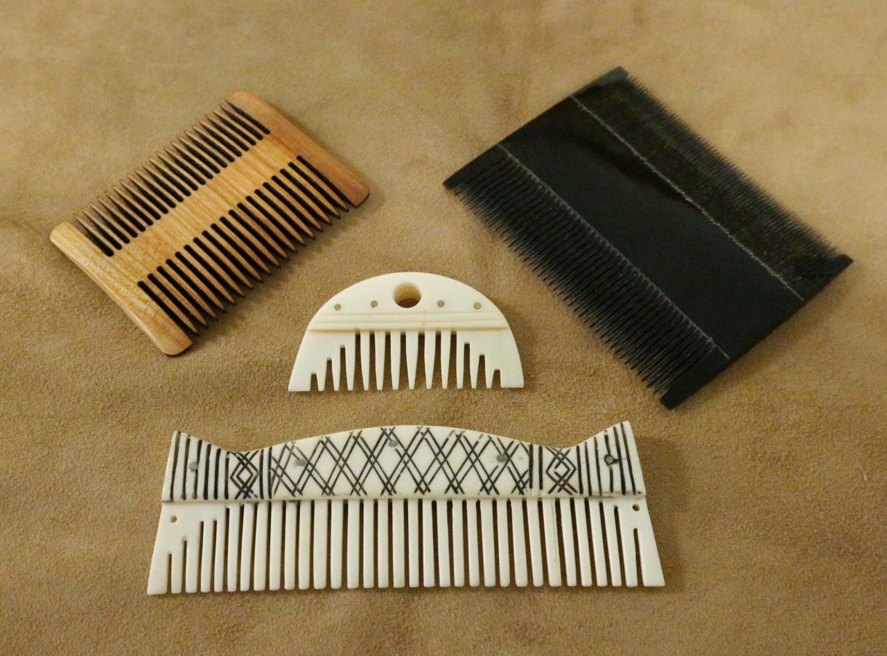 Museum zum Anfassen, Kämme, Materialkoffer Archäologisches Museum Hamburg - Museumsdienst Hamburg, Felicitas Faasch Beispiele von Objekten, die man bei der Führung anfassen darf: Das Bild zeigt Kämme aus unterschiedlichen Materialien: aus Knochen, aus Holz, aus Horn.