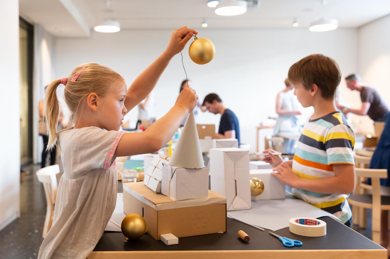 Kinder im Atelier beim ausprobieren.