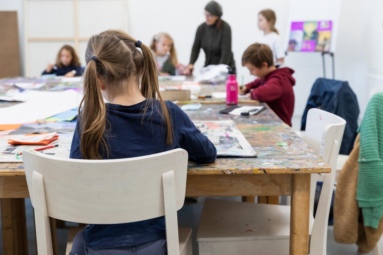 EXPRESS YOURSELF KUNSTWORKSHOP: Print to impress Linoldruck inspiriert von Franz Gertschs Holzschnitten (90 Min.) - © Henning Rogge Ein Mädchen sitzt im Workshopraum der Deichtorhallen und nimmt an einem Kreativ Workshop teil.