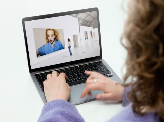 Online Führung für Erwachsene FRANZ GERTSCH BLOW UP. EINE RETROSPEKTIVE - © Henning Rogge/Deichtorhallen Hamburg Das Bild zeigt eine Frau, die sich eine Online Führung auf ihrem Laptop ansieht.