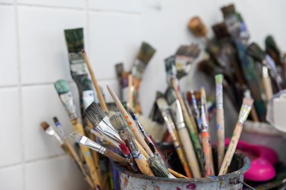 EXPRESS YOURSELF KUNSTWORKSHOP: Print to impress Linoldruck inspiriert von Franz Gertschs Holzschnitten (90 Min.) - © Henning Rogge Das Bild zeigt Pinsel und Materialien aus dem Workshopraum.