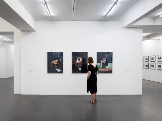 Ausstellungsansicht Sammlung Falckenberg - © Henning Rogge / Deichtorhallen Hamburg Ausstellungsansicht in der Sammlung Falckenberg, in der eine Frau vor drei Fotografien steht und diese betrachtet.