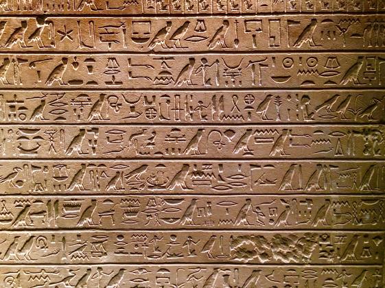 Symbolfoto Hieroglyphen - © Foto von Alejandro Quintanar auf Pexels Hieroglyphen in Stein