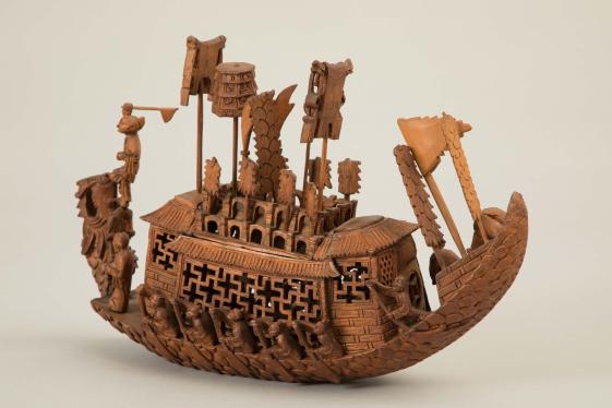 Unbekannte Werkstatt: Modell: Schiff mit Figuren China, Mitte 19. Jh. J. F. Schmidt, Eingang: 1858 - ©M. Hollaender/et al./MARKK Unbekannte Werkstatt: Modell: Schiff mit Figuren China, Mitte 19. Jh. J. F. Schmidt, Eingang: 1858, Modell, Holzschiff