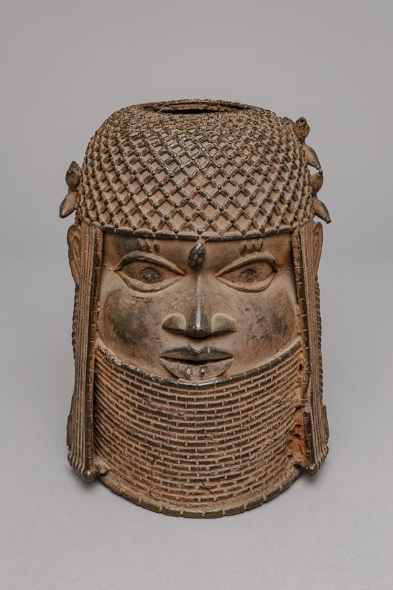 Benin Bronzen - © MARKK Ein Objekt aus Benin. Eine Skulptur, welche ein Kopf abbildet, mit typisch Benin Schmuck.