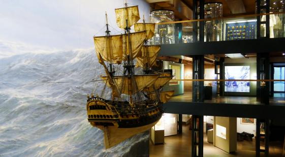 3,5 m langes Modell des Konvoischiffes Wapen von Hamburg III von 1722 im Lichthof zwischen Deck 2 und 3 - © IMMH Modell des Konvoischiffes Wapen von Hamburg III