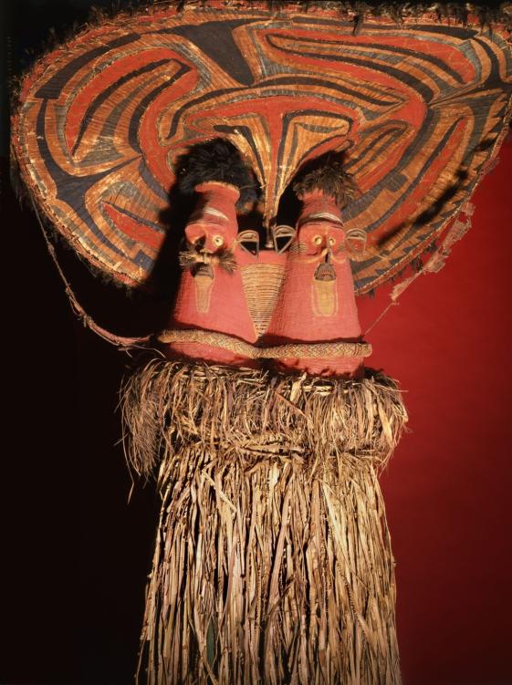 Maske aus der Südsee - © MARKK, Foto: Paul Schimweg Das Foto zeigt eine rote Maske mit zwei Gesichtern aus der Südsee.