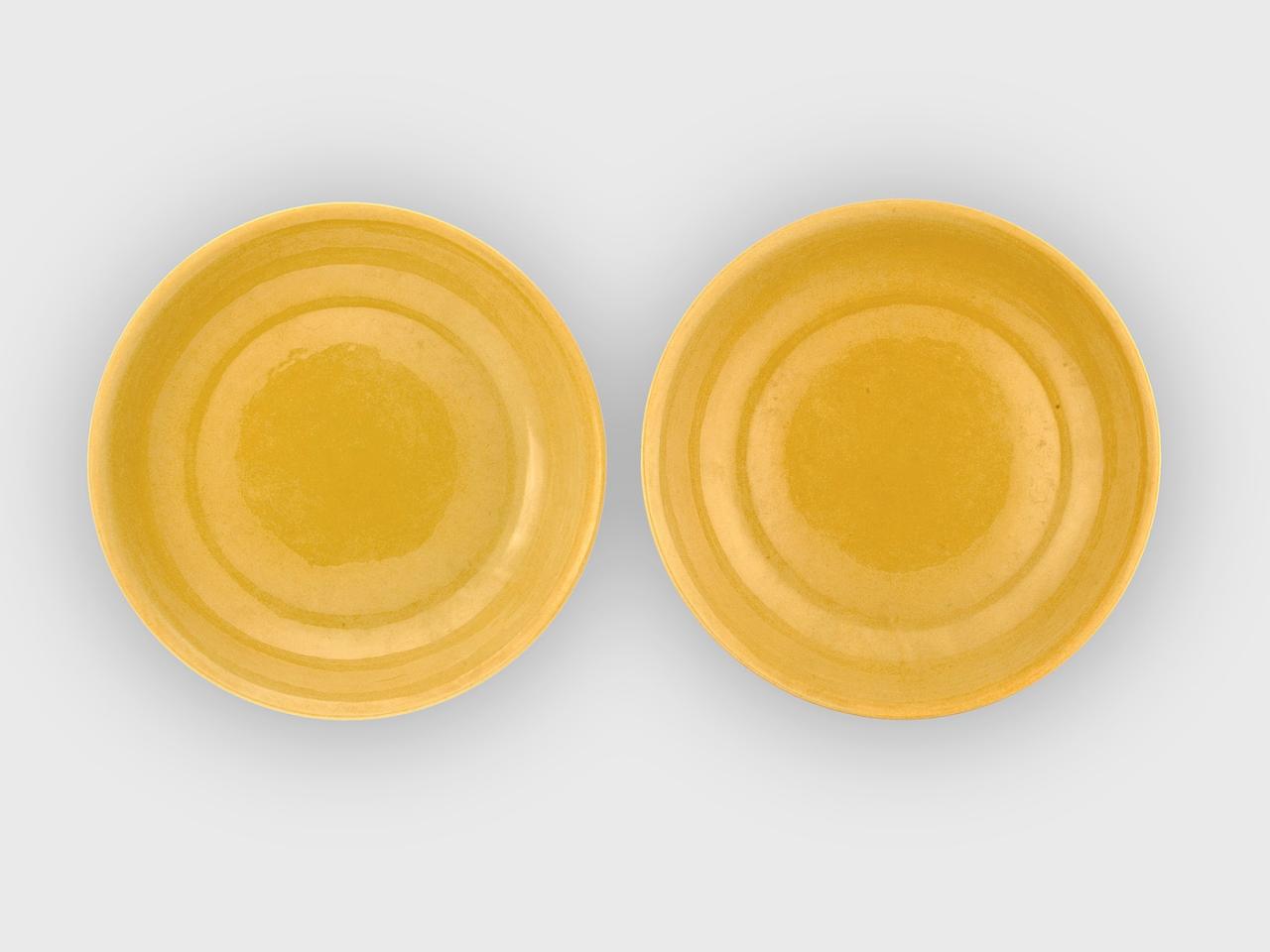 Farbfotografie von zwei gelben Teller von oben vor weißem Hintergrund.