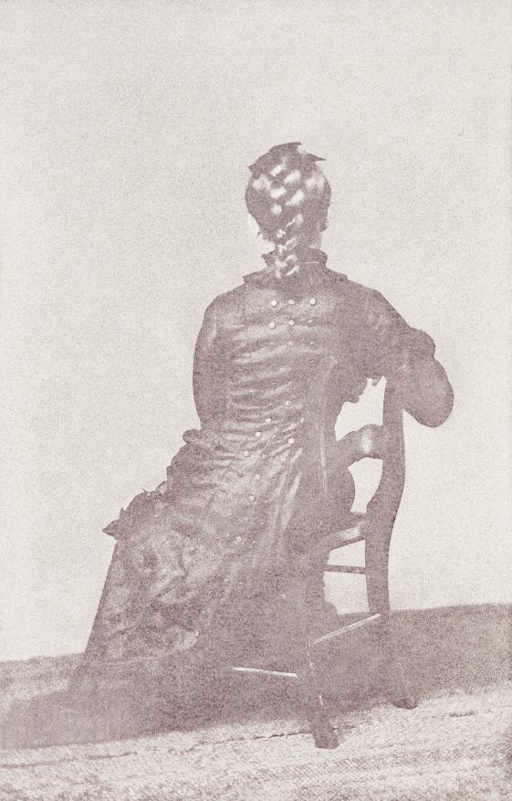 Linda Fregni Nagler, aus der Serie How To Look at a Camera, Back To Camera, 2019, Andrea Rossetti - © Linda Fregni Nagler Die historische Fotografie zeigt eine sitzende Frau in Rückenansicht