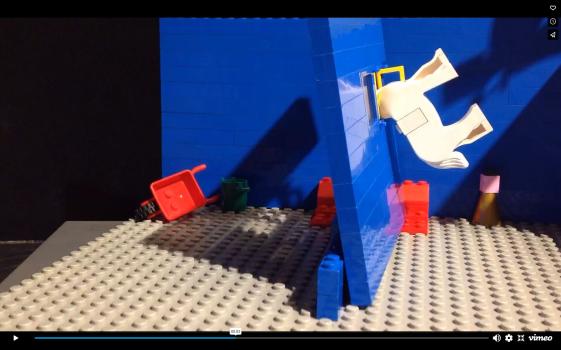 Ganz großes Kino! - © MK&G Einzelbild aus einem Lego Trickfilm: eine Kulisse aus blauen Lego Steinen, im Hintergrund eine Lego Schubkarre. Im Bildzentrum eine umstürzende Wand, in der ein Lego Pferd