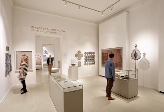 Sammlungspräsentation Islamische Kunst im MK&G - © Luther & Fellenberg Blick in die Islamische Kunst Sammlung im MK&G