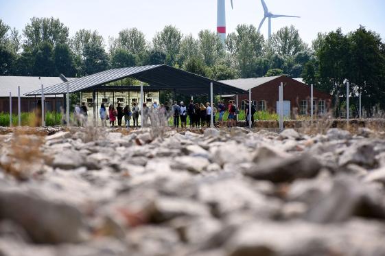 Gruppe am ehemaligen Arrestbunker auf dem Gelände der KZ Gedenkstätte Neuengamme - Stiftung Hamburger Gedenkstätten und Lernorte, Foto: Alexander Glaue Gruppe am ehemaligen Arrestbunker auf dem Gelände der KZ Gedenkstätte Neuengamme
