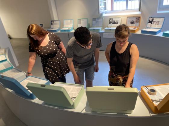 Ausstellungsraum mit den Biografien der Kinder in der Gedenkstätte Bullenhuser Damm - © KZ Gdenkstätte Neuengamme, Foto: KZ Gedenkstätte Neuengamme, 2012. (ANg 2014 471) Ausstellungsraum mit den Biografien der Kinder in der Gedenkstätte Bullenhuser Damm. © KZ Gdenkstätte Neuengamme, Foto: KZ Gedenkstätte Neuengamme, 2012. (ANg 2014 471)