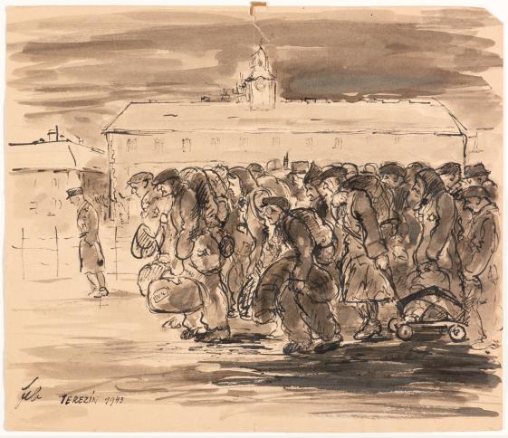 Felix Bloch: Transport aus Wien kommt an, 1943, lavierte Federzeichnung, Inv. Nr. 2021 0202,50 - © SHMH Altonaer Museum Wir sehen eine Menschengruppe durch Theresienstadt laufen. Die Menschen gehen gebeugt, sie tragen und ziehen ihr Gepäck. Viele tragen Mützen oder Kopftücher, einige haben Judensterne an der Kleidung. Vor der Gruppe läuft eine Person, die in Uniform gekleidet ist.