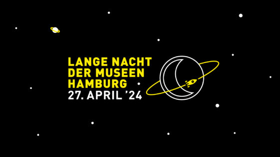 Rechts ist ein Schriftblock. In gelber Schrift "Lange Nacht der Museen Hamburg", darunter in weißer Schrift das Datum 27. April 2024. Der Text ist vor einem schwarzen Sternenhimmel. Rechts daneben ist ein weißer Halbmond im Kreis zu sehen, der von einer gelb-schwarzen Rakete umkreist wird.